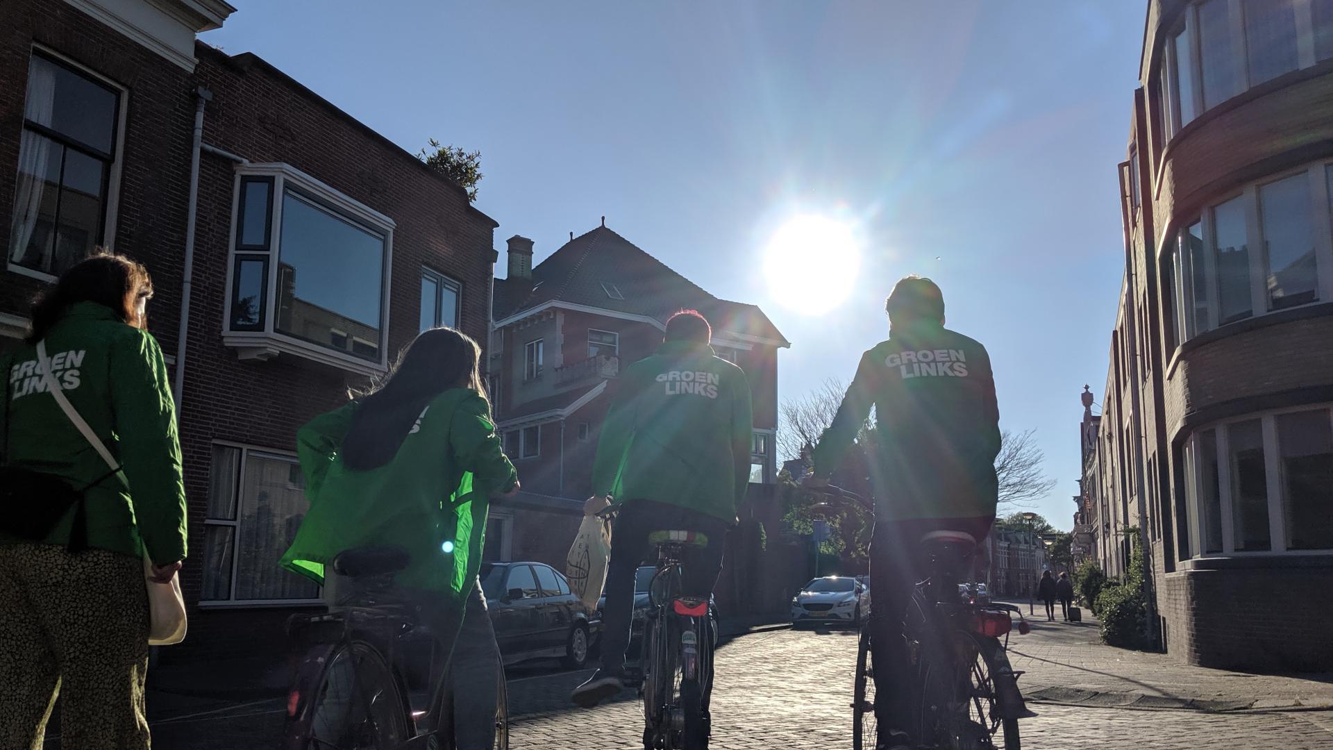 GroenLinks-vrijwilligers voeren campagne op de fiets